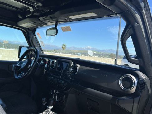 Used 2020 Jeep Wrangler Unlimited Sahara image 28