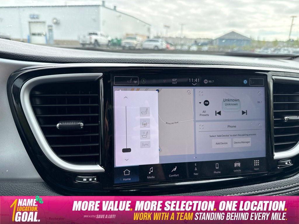 Used 2025 Chrysler Pacifica Limited FWD image 15
