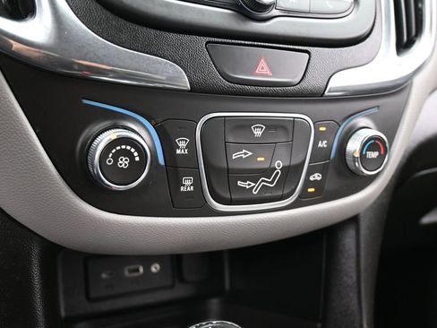 Used 2020 Chevrolet Equinox LS image 19