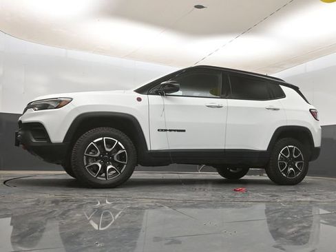 Used 2025 Jeep Compass Trailhawk AWD/4WD image 12