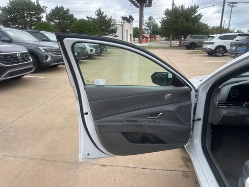 Used 2025 Hyundai Elantra SEL FWD image 10