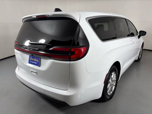 New 2027 Chrysler Pacifica Select FWD image 8