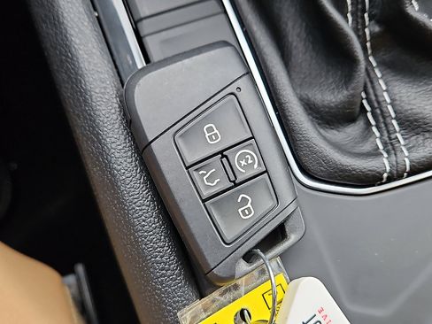 Certified 2022 Volkswagen Tiguan SE image 19