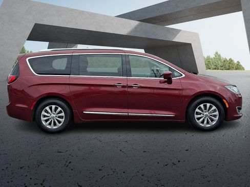 Used 2018 Chrysler Pacifica Touring-L Plus image 7