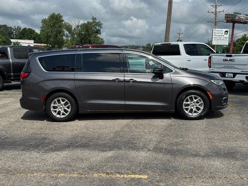 Used 2023 Chrysler Pacifica Touring-L FWD image 2