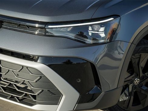 New 2025 Volkswagen Taos SE image 3