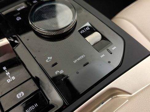 Used 2024 BMW iX xDrive50 w/ Premium Package image 9