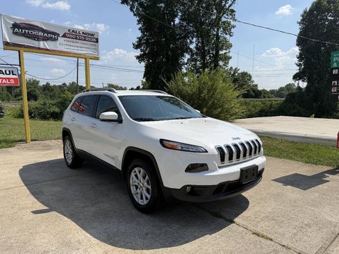 Used 2017 Jeep Cherokee Latitude w/ Comfort/Convenience Group AWD/4WD image 3