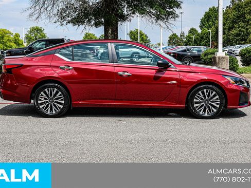 Used 2025 Nissan Altima 2.5 SV FWD image 11