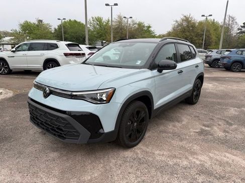 New 2026 Volkswagen Taos SE FWD image 3