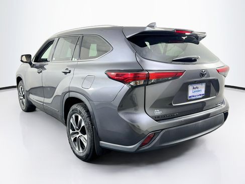 Used 2021 Toyota Highlander XLE AWD/4WD image 7