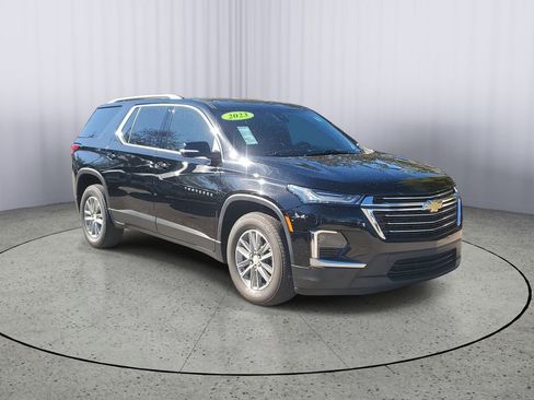 Used 2023 Chevrolet Traverse LT image 2