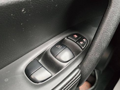 Used 2018 Nissan Rogue SV FWD image 25