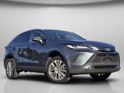 Used 2023 Toyota Venza XLE AWD/4WD image 2