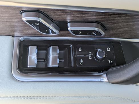 Certified 2025 Land Rover Range Rover SE image 21