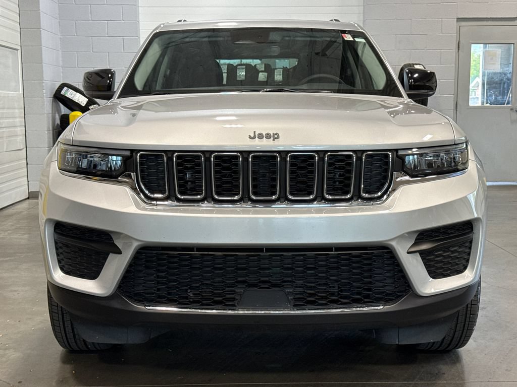 Used 2023 Jeep Grand Cherokee Laredo X AWD/4WD image 2