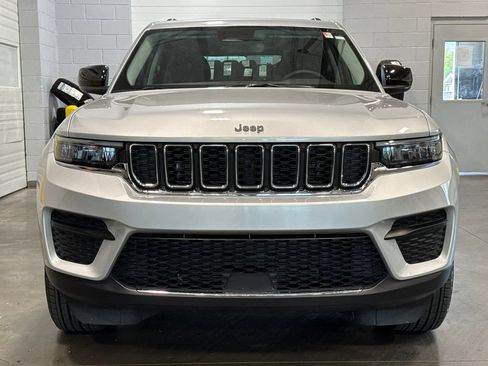Used 2023 Jeep Grand Cherokee Laredo X AWD/4WD image 2