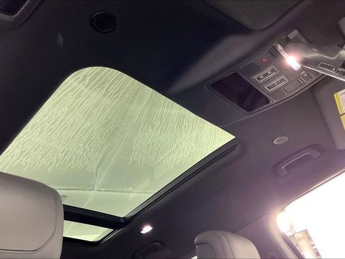 Used 2024 Land Rover Defender 110 V8 image 29