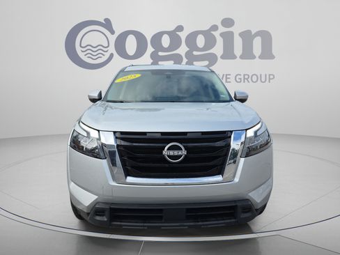 Used 2025 Nissan Pathfinder SV FWD image 8