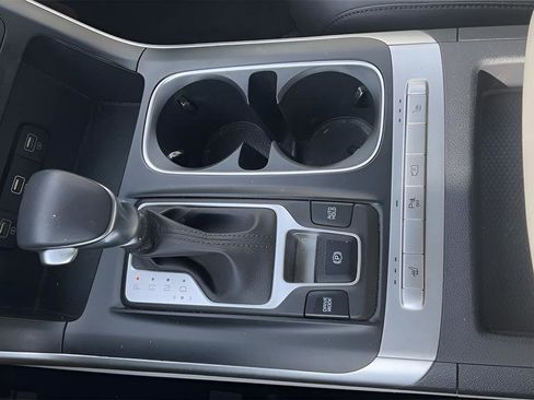 Used 2024 Kia Carnival LX image 24