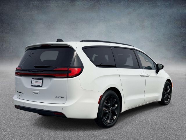 Used 2025 Chrysler Pacifica Limited FWD image 2