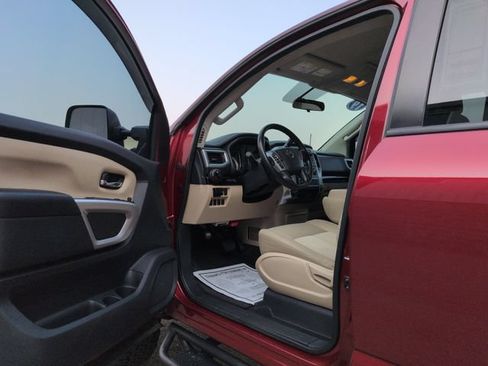 Used 2019 Nissan Titan SV AWD/4WD image 9