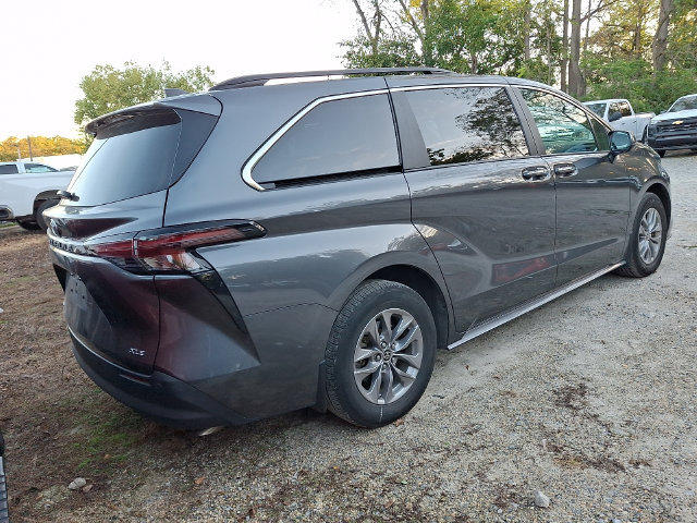 Used 2025 Toyota Sienna XLE AWD/4WD image 5