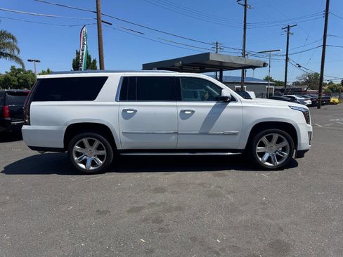 Used 2019 Cadillac Escalade ESV Luxury RWD image 8
