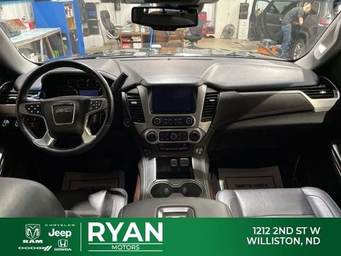 Used 2017 GMC Yukon XL SLT image 2