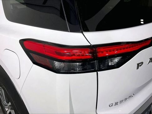 Certified 2025 Nissan Pathfinder SL image 41