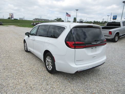 Used 2023 Chrysler Pacifica Touring-L image 4