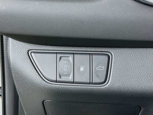 Used 2025 Genesis G70 2.5T image 16