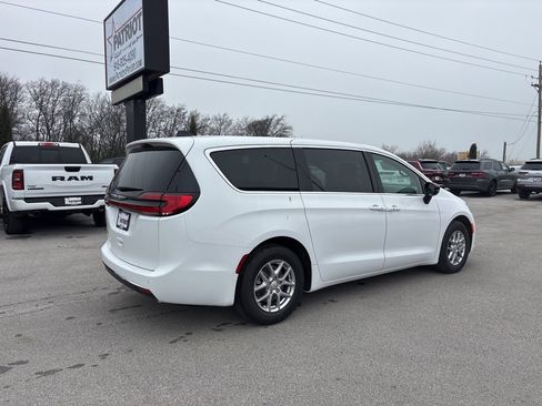 New 2026 Chrysler Pacifica Select image 3