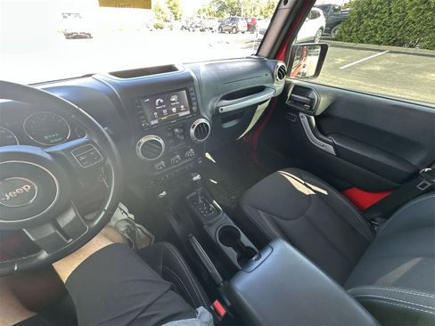 Used 2017 Jeep Wrangler Unlimited Rubicon w/ Cold Weather Group image 14