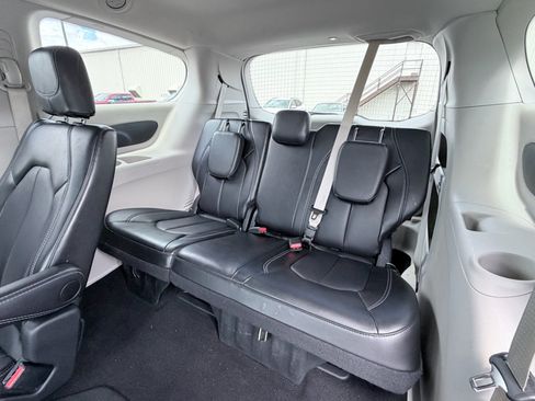 Used 2024 Chrysler Pacifica Touring-L FWD image 27