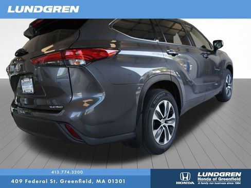 Used 2022 Toyota Highlander XLE AWD/4WD image 9