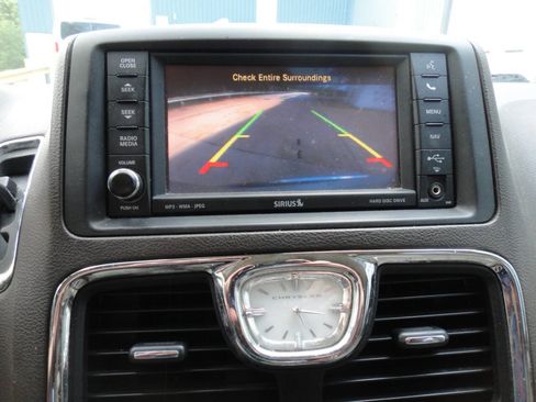 Used 2013 Chrysler Town & Country Touring-L w/ Entertainment Group #2 FWD image 13