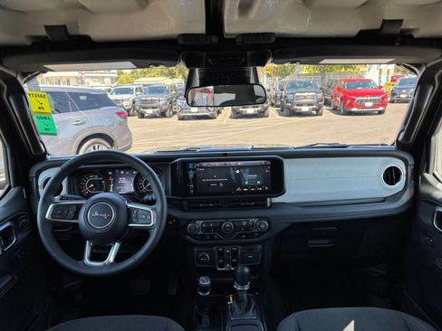 Used 2025 Jeep Wrangler Unlimited Sahara AWD/4WD image 28