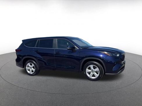 Used 2025 Toyota Highlander LE FWD image 2