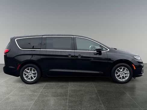 Used 2025 Chrysler Pacifica Select FWD image 8