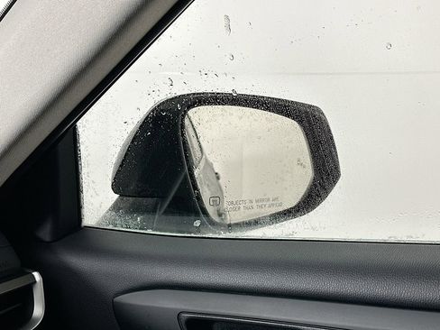 Used 2023 Toyota Highlander LE image 25