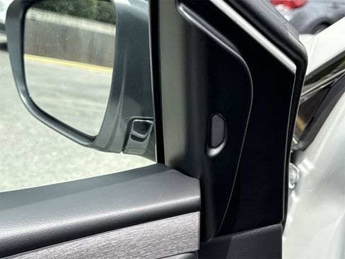 Used 2024 Nissan Murano SV w/ SV Midnight Edition Package image 15