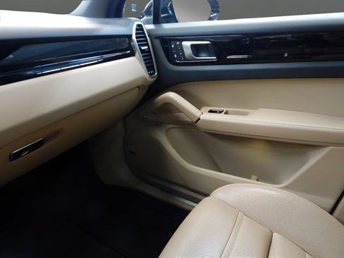 Used 2023 Porsche Cayenne AWD/4WD image 17