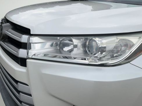 Used 2019 Toyota Highlander LE FWD image 30
