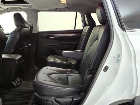 Used 2022 Toyota Highlander Limited image 21