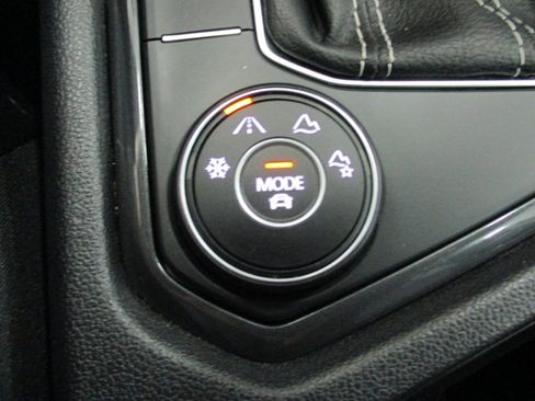 Used 2024 Volkswagen Tiguan SE image 23