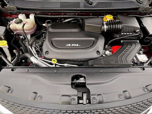 Used 2017 Chrysler Pacifica Touring w/ Tire & Wheel Group image 9