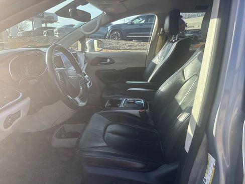 Used 2017 Chrysler Pacifica Touring-L Plus w/ Tire & Wheel Group image 11