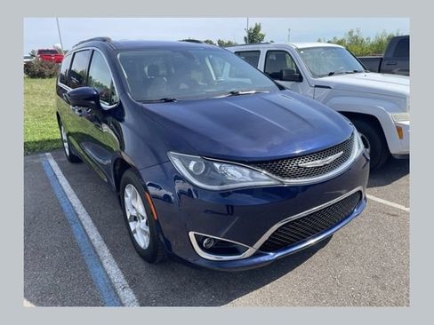 Used 2017 Chrysler Pacifica Touring Plus w/ Tire & Wheel Group FWD image 1