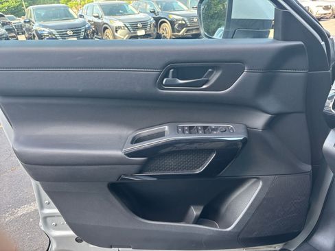 Used 2025 Nissan Pathfinder SV FWD image 18